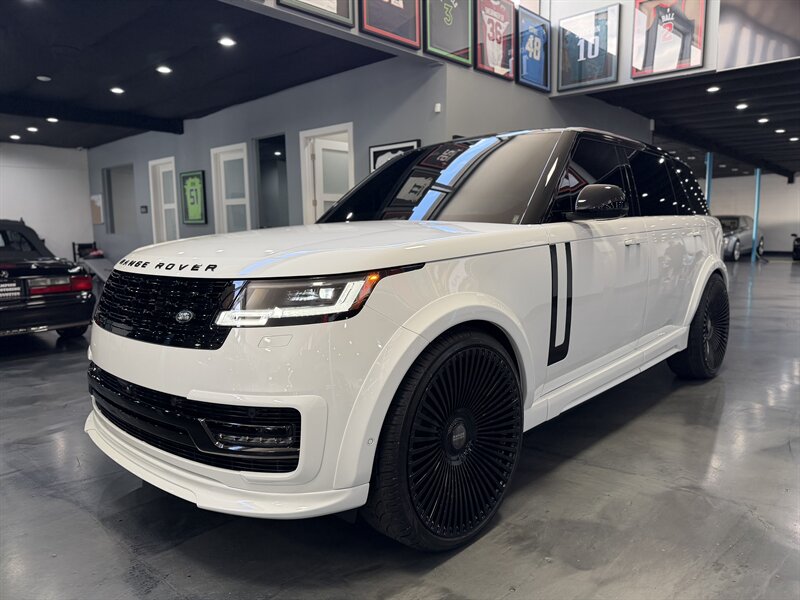 2025 Land Rover Range Rover SE's photo